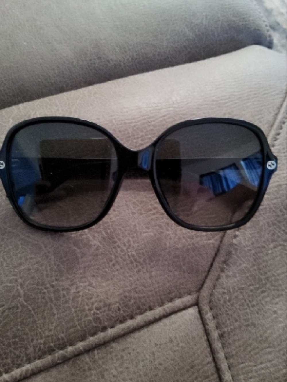 Gucci Black Womens Sunglasses with Dark Lenses - Picture 2 of 3